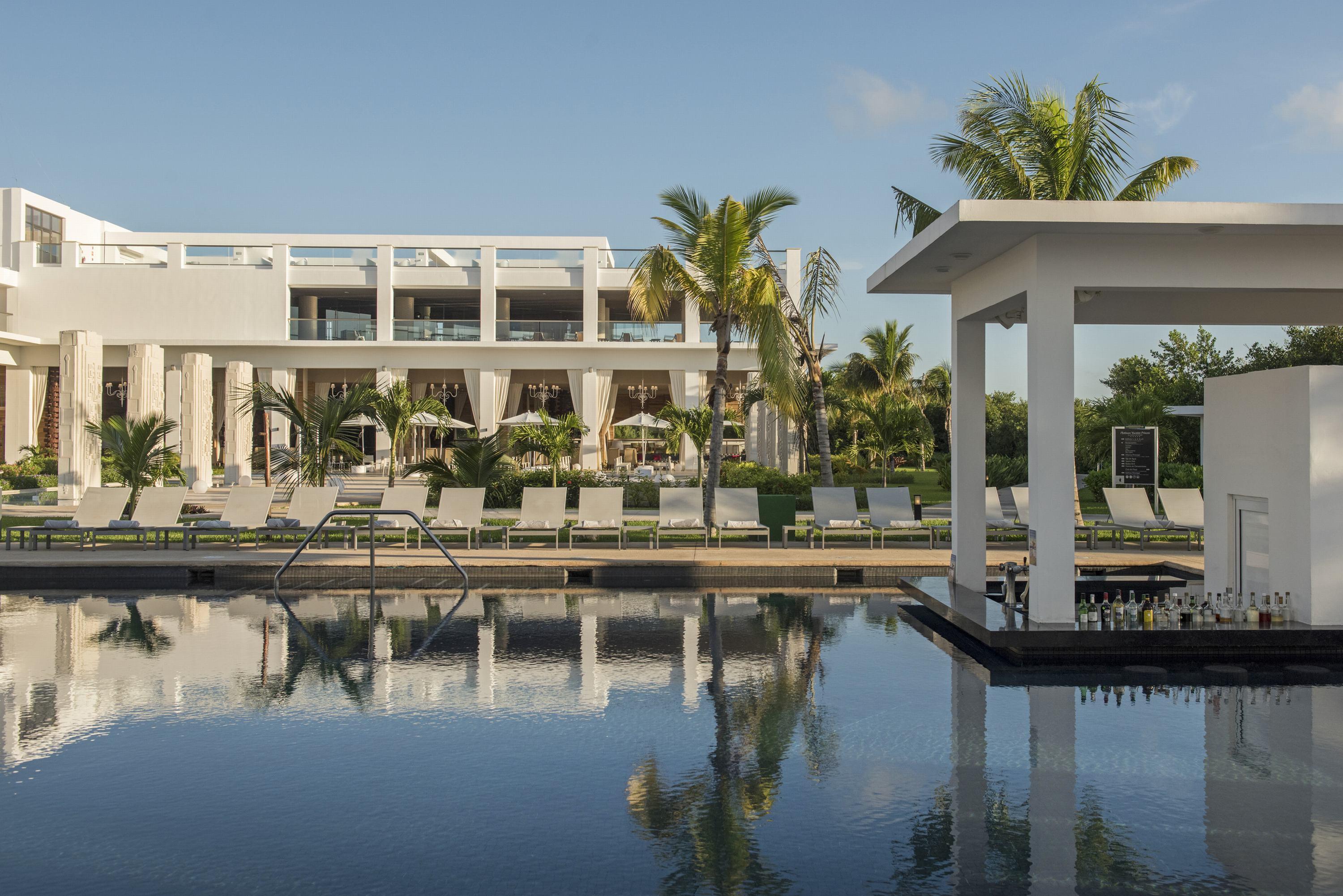 Platinum Yucatan Princess Adults Only Плая дел Кармен Екстериор снимка The pool at the Hard Rock Hotel in Cancun