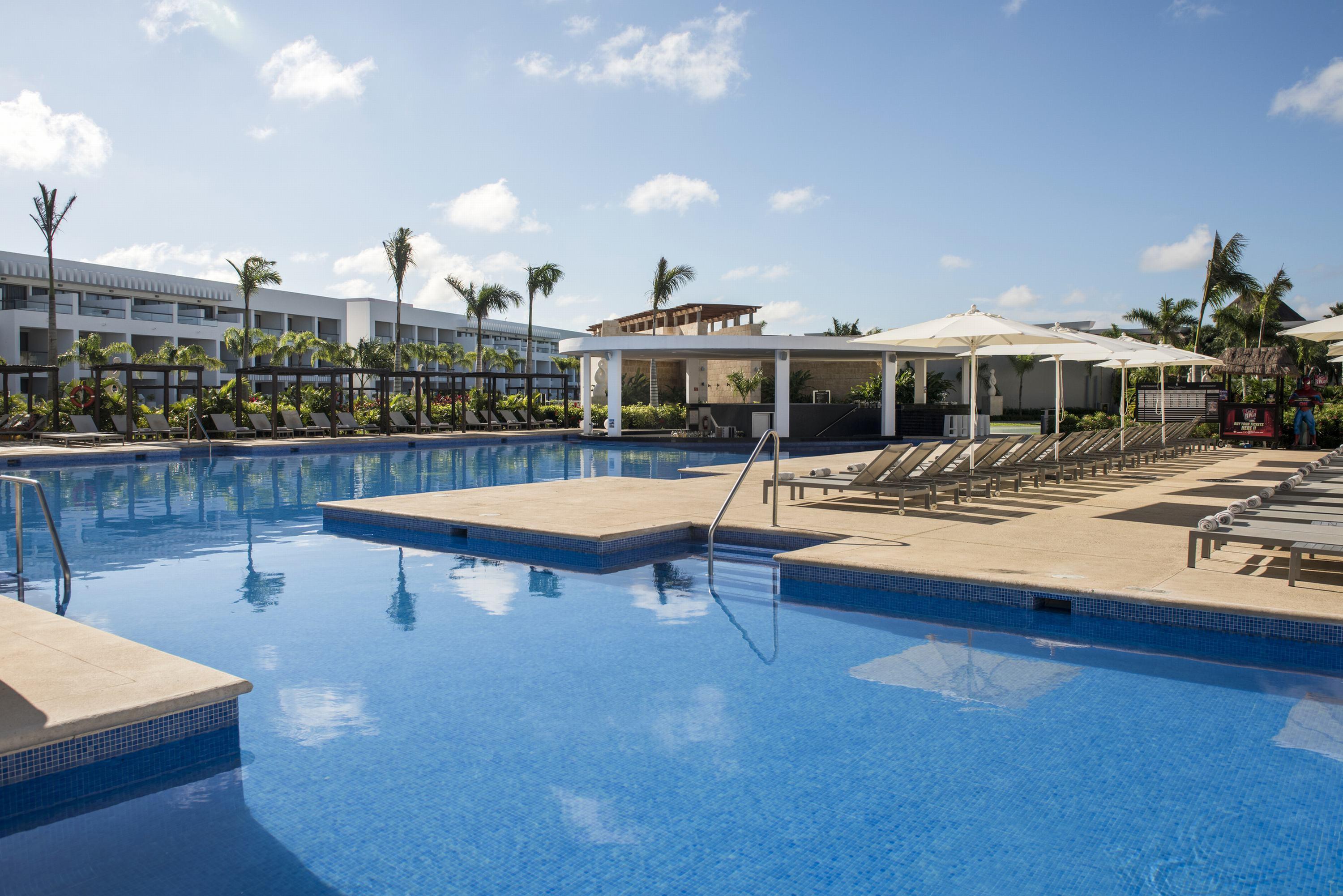Platinum Yucatan Princess Adults Only Плая дел Кармен Екстериор снимка The pool at the Iberostar Grand Hotel Bávaro