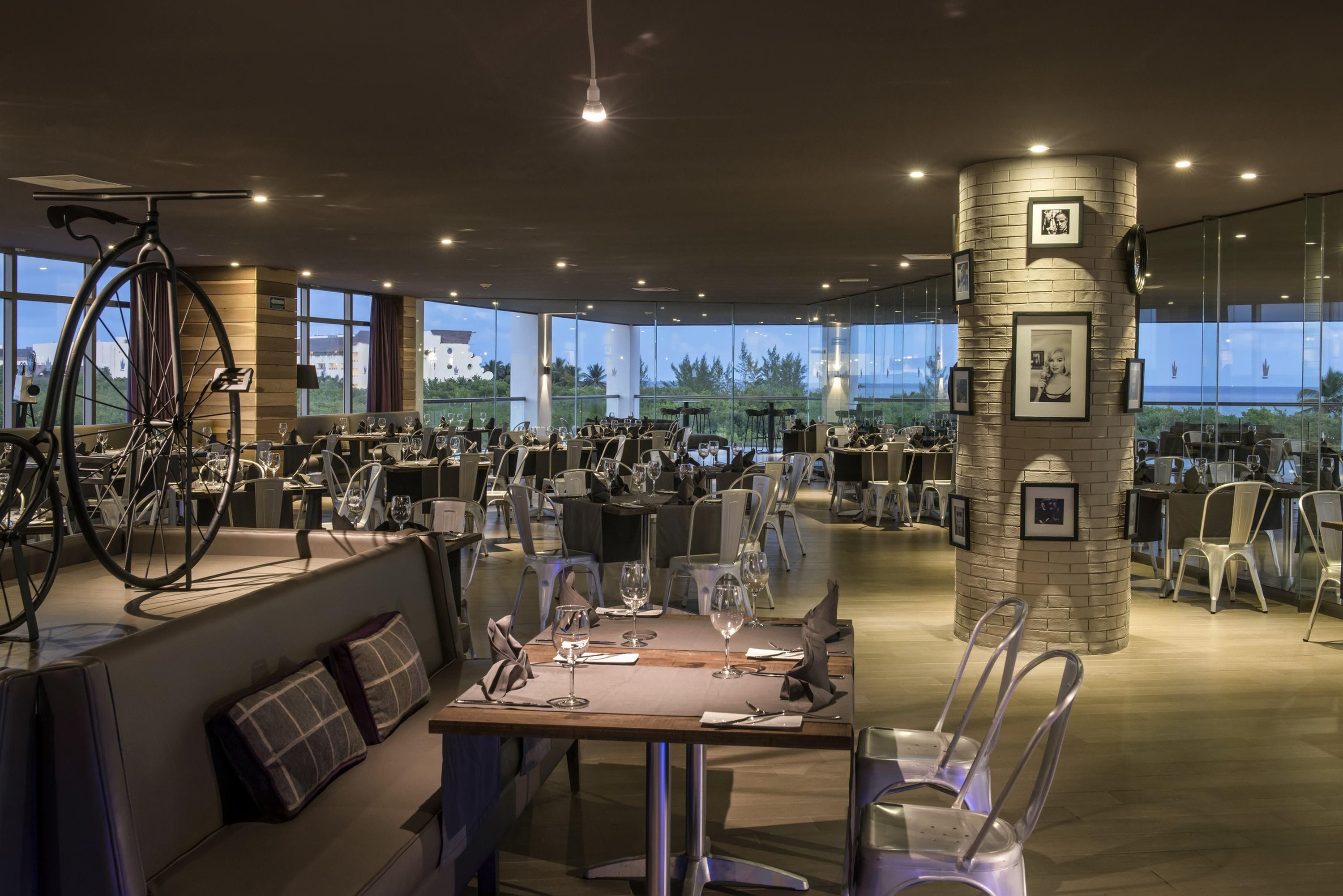 Platinum Yucatan Princess Adults Only Плая дел Кармен Екстериор снимка The restaurant