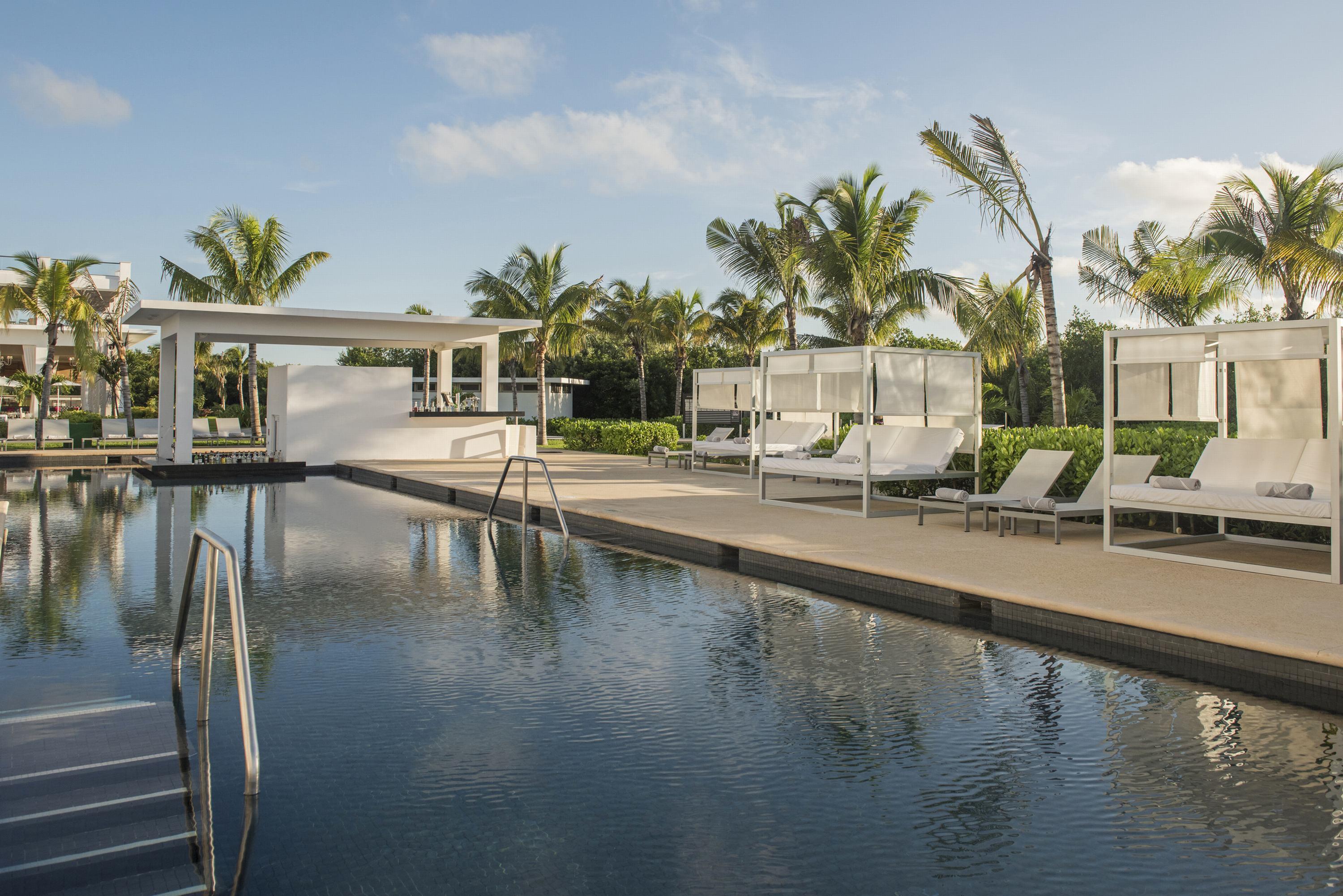 Platinum Yucatan Princess Adults Only Плая дел Кармен Екстериор снимка The pool at the Hard Rock Hotel