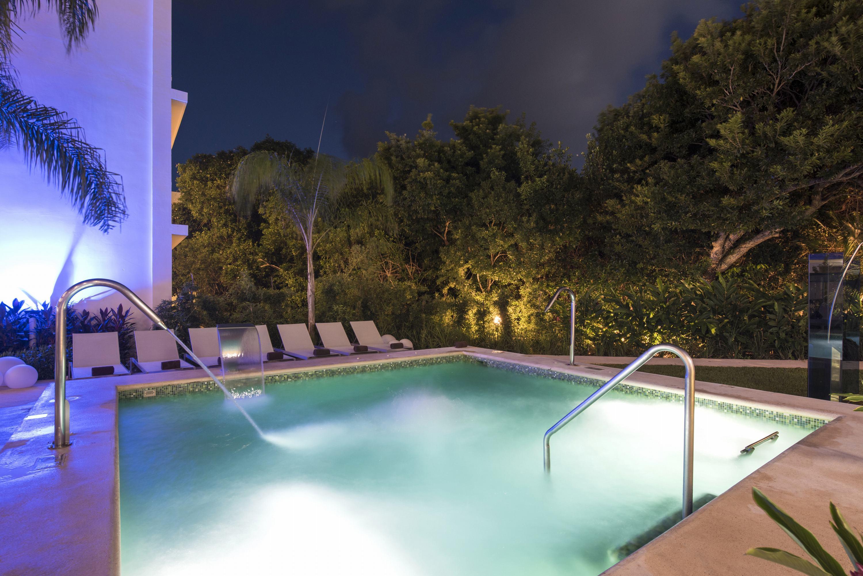 Platinum Yucatan Princess Adults Only Плая дел Кармен Екстериор снимка The pool at the hotel