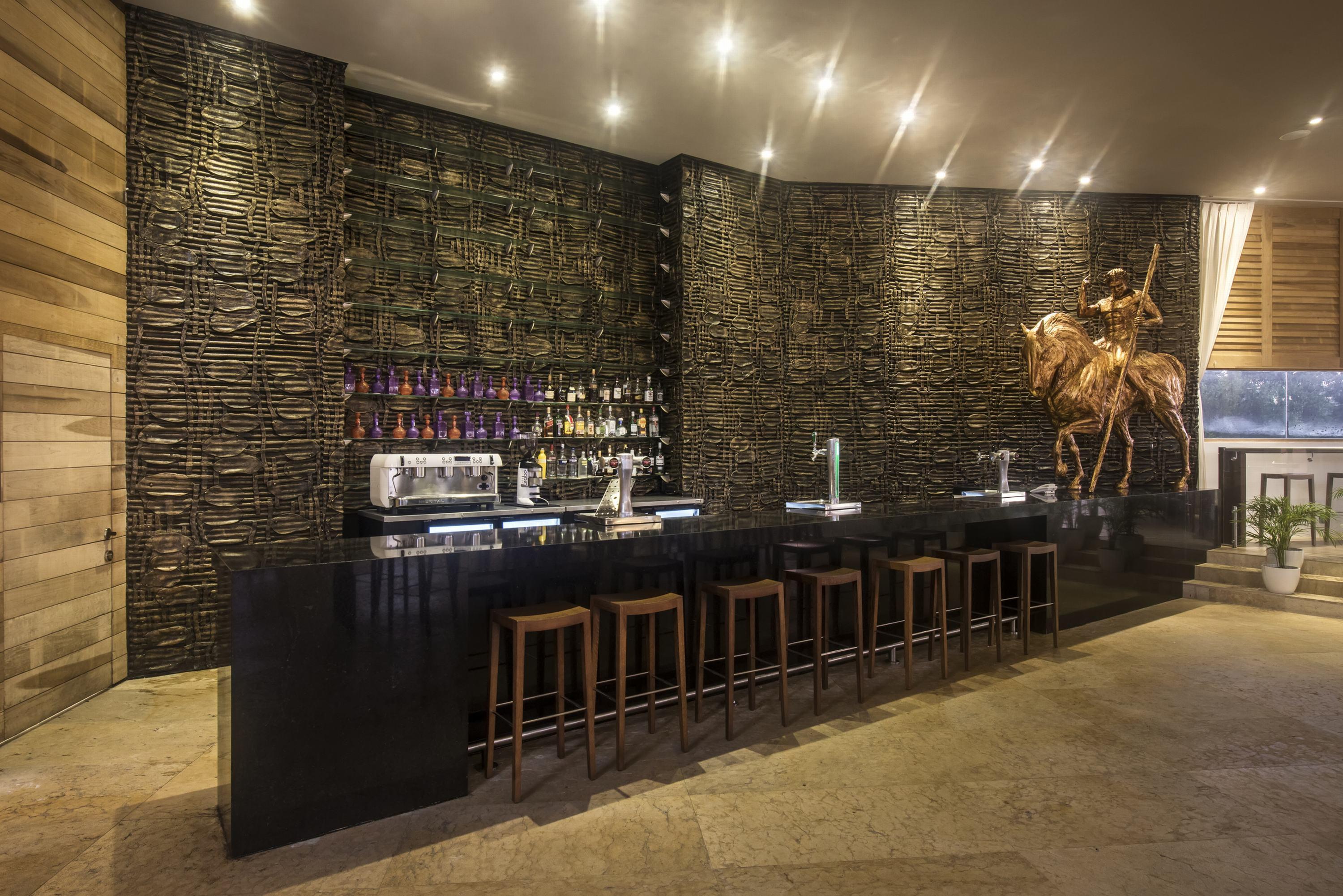 Platinum Yucatan Princess Adults Only Плая дел Кармен Екстериор снимка The bar at the lobby