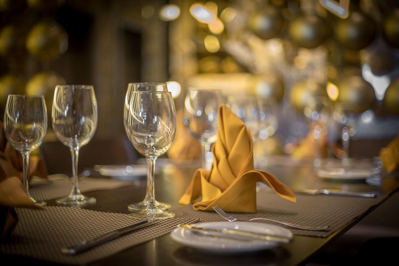 Platinum Yucatan Princess Adults Only Плая дел Кармен Екстериор снимка A table set for fine dining