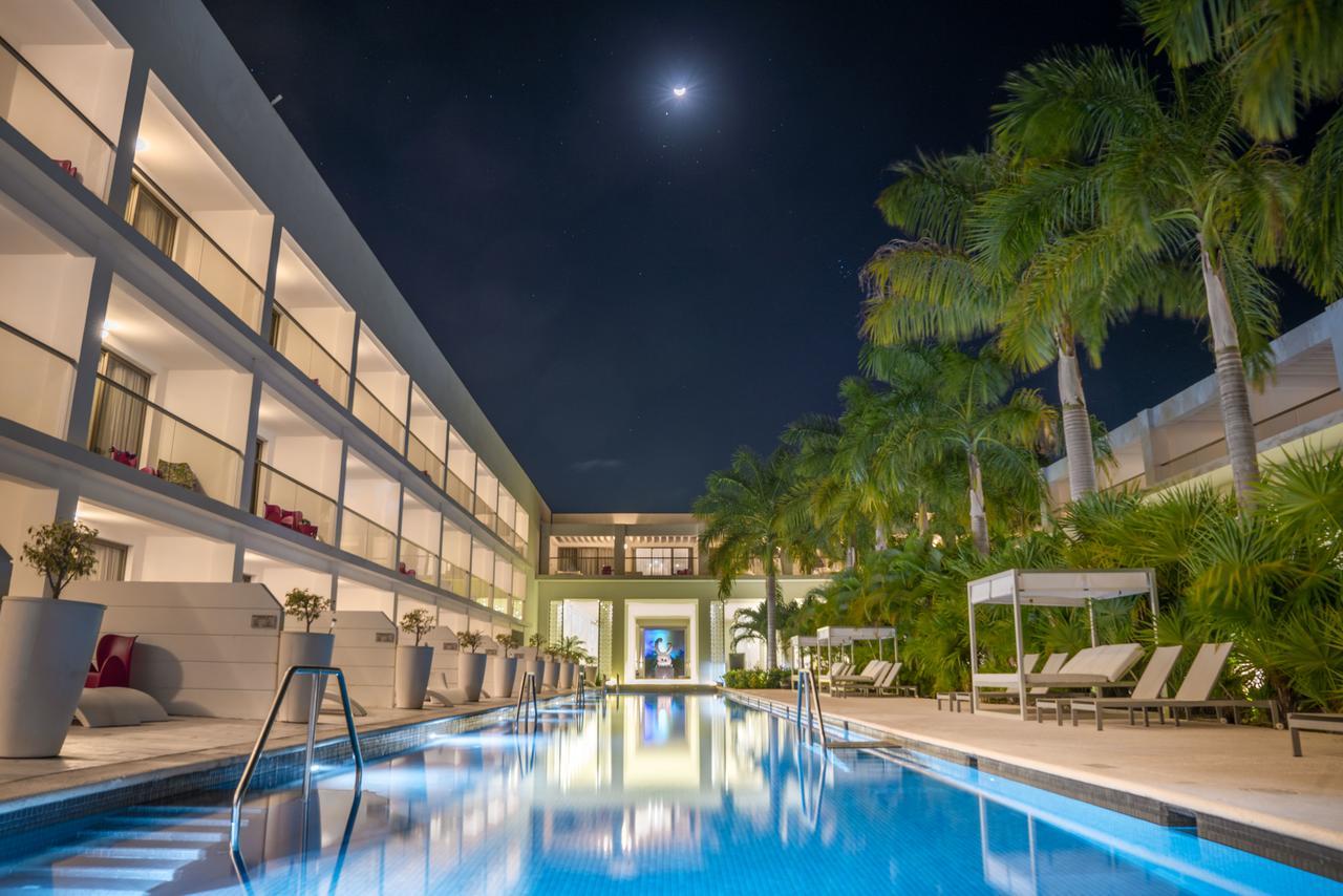 Platinum Yucatan Princess Adults Only Плая дел Кармен Екстериор снимка The pool at the hotel